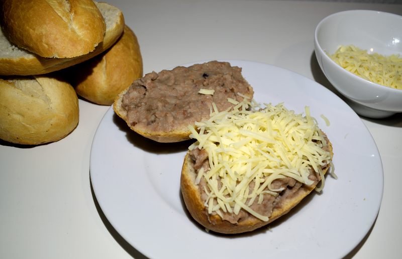 Molletes Uberbackenes Brotchen Auf Typisch Mexikanische Art Mandilon Catering